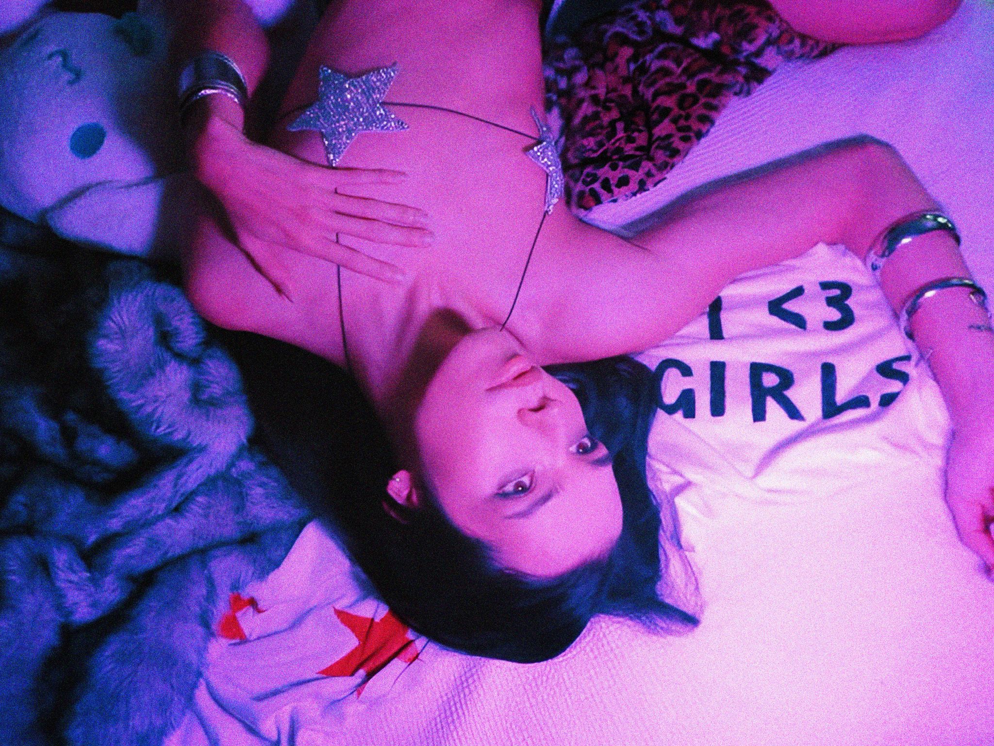 Feature: Robert Baxter - I <3 GIRLS